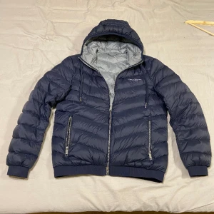 Vinterjacka Armani exchange  - Säljer denna vinterjacka, 9/10 skick knappt använd. Nypris 1955kr mitt pris runt 750 Hör av dig om du är intreserad och har frågor!