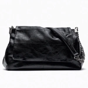 Zara väska - Säljer min svarta väska från zara i ”fake skinn”, då jag har andra väskor som jag gillar mer. Endast använd 3 gånger så den är i superfint skick🙌🏼💓