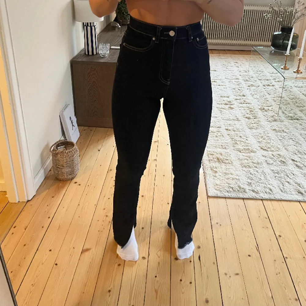 Mörkblå utsvängda jeans från Gina. Hög midja och slits nertill. För preferens är jag 163cm.. Jeans & Byxor.