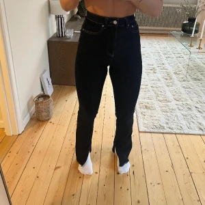 Utsvängda jeans från Gina Tricot - Mörkblå utsvängda jeans från Gina. Hög midja och slits nertill. För preferens är jag 163cm.