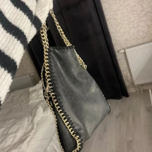 Stella mcCartney - Stella mccartney liknande väska i helt nyskick med superfint läder så ser så äkta ut🩷🩷 med guldiga fina kedjor!! 