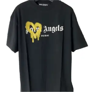 Säljer en jättefin Palm angels t-shirt i storlek L Är använd men inga märken eller fläckar 499:-