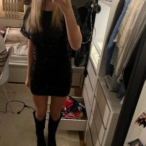 Nyårsklänning - Perfekt fest klänning från Meet me There som är slutsåld. Storlek M/L på klänningen men jag är vanligtvis en S/M Jag är ganska lång och blir därför lite för kort för min smak men önska jag kunde ha den! Aldrig använd, prislapp kvar