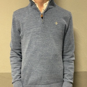 Morris half-zip tröja - Morris half-zip | Nypris 1800 | Inga deflekter (nyskick) | Modellen på bilden är 184cm lång | Tveka inte på att höra av dig vid funderingar eller fler bilder❕