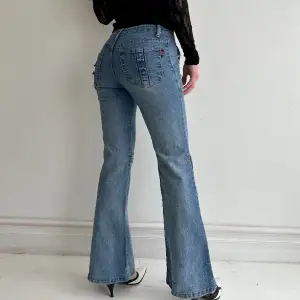 Unika vintage jeans i toppskick! För billigare frakt köp via länken i bion🎀