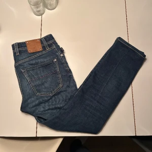 Tramarossa jeans - Säljer dessa Tramarossa jeans, nypris ligger på ca 2600kr. Modellen är Slim fit och sitter typ som ett par replay anbass. Storlek 31 men uplaggda hos en skräddare så sitter som 30. Har hål på knäna kontakta mig i om för att få bild!