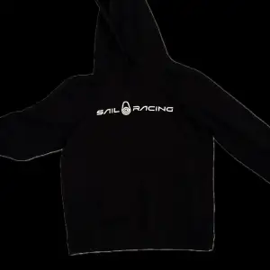 Säljer en Sail Racing hoodie i storlek 176, passar xs och antagligen också s. Tröjan är i nästintill nyskick då den knappt har använts. Nypris: 799