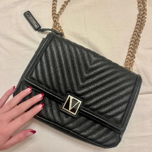 Axelremsväska  - Jättefin väska som kan användas över axeln eller som en crossbody bag, guldiga detaljer. Passar perfekt till skolan eller utgång! 24x17 cm. Få slitningar på väskan men inget märkvärdigt. 🩷nypris ca 1200kr