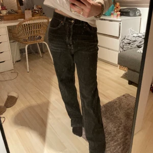 Jeans - Säljer dessa jeansen då dem inte är min stil längre. Det finns ett litet hål (bild tre) men det går väldigt enkelt att laga själv! Midjemått: ca 83 cm. Priset går att diskutera. Står inte för frakten! ❤️