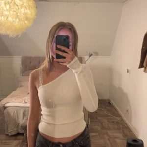 Stickat tröja med en arm - Oanvänd. Säljer den pågrund av att den inte kommer till användning💕Pris kan diskuteras!