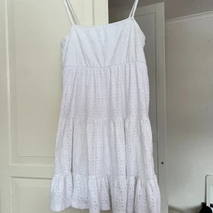Vit klänning - Vit klänning från pull&bear, fin som studentklänning😍