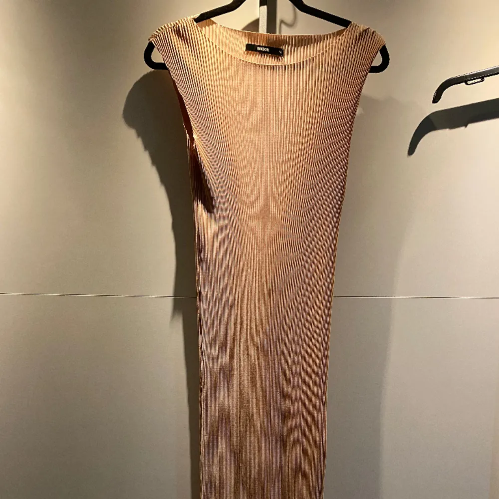 En helt ny rosa bikbok klänning i storlek M. Formar kroppen perfekt. Klänningar.