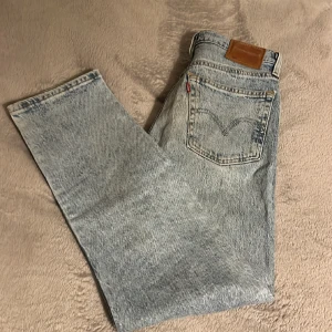 Levis jeans  - Ett par snygga Levis 501 som har en snygg tvätt i blå, säljer de för att de är för små. Storleken är W25L 28. Hör av er vid minsta intresse👍