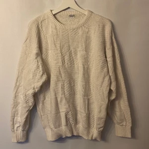 Stickad tröja med mönster  - Fin stickad tröja med mönster. Okänt märke. Storlek: M 