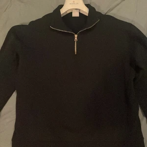 Zara halfzip  - Säljer min halfzip från zara-skick 9/10-sparssmt använd-mitt pris 150
