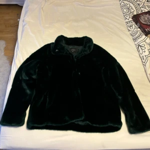 Fluffig jacka - En fluffig grön jacka från lindex i storlek S. Endast använd en gång.