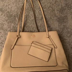 Snygg handväska - Supersnygg handväska köpt i new york, endast använd 1 gång, nyskick!