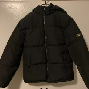 Jacka - Lyle & scott jacka som jag aldrig använt så den är i nyskick. Perfekt nu i vinter.