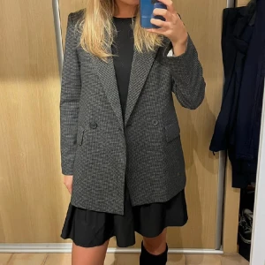 Blazer - Supernajs blazer i gråvitt💕💕