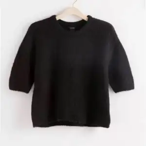 Säljer min stickade tröja från H&M men är väldigt lik tröjan på första bilden. Har använts sällan. Det är storlek L i tröjan för att den ska sitta lite större. HELT SLUTSÅLD på sidan. Pris kan diskuteras💞