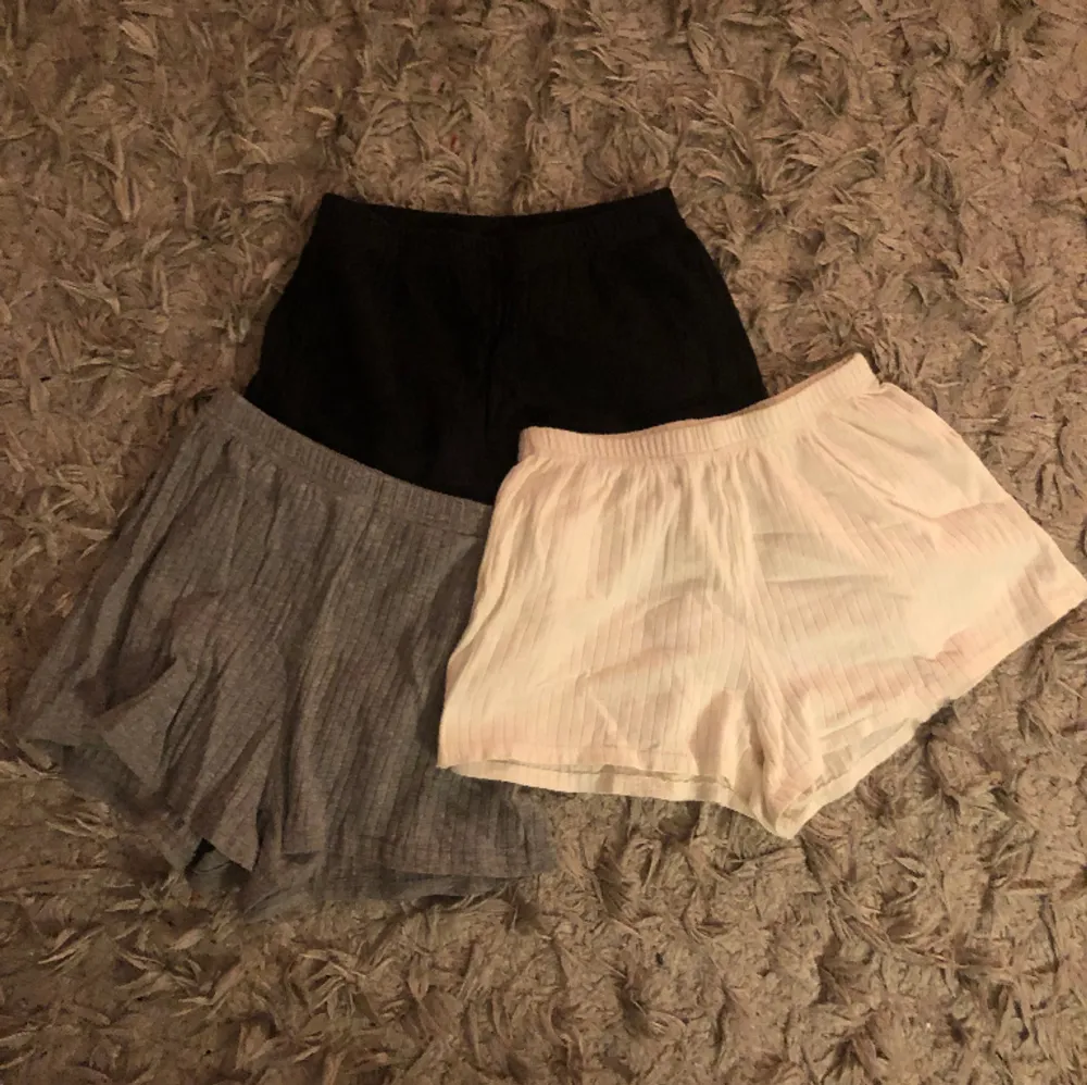 3 par mjuka shorts i grått, vitt och svart. 1 för 15, 2 för 25 3 för 35. Str 152 men passar xxs-s tycker jag💖. Shorts.