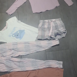 Pyjamas  - Säljer dessa pyjamasarna då de inte kommer till användning 