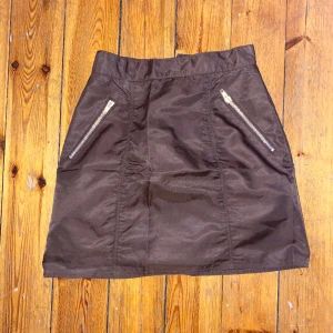 brun kjol i nylon  - -