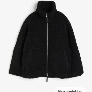 Hm pilejacka - Säljer min svarta helt nya pilejacka från hm, storlek M, den är lite för stor för min smak och råkade slänga kvitto. Helt oanvänd lapparna kvar☺️ säljes vid bra bud❤️