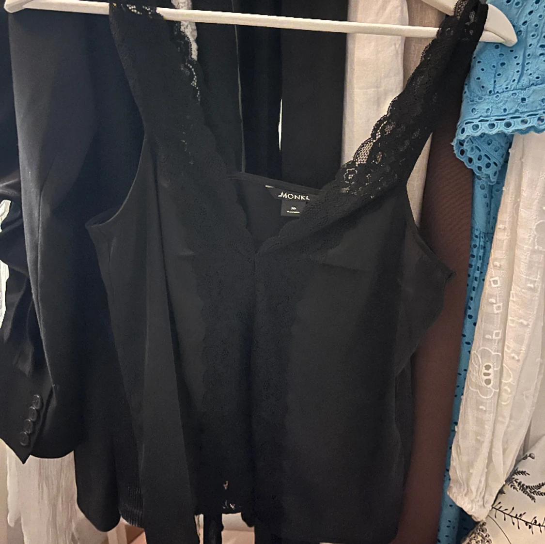 Spetslinne i satin med slits 