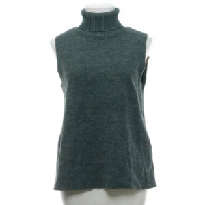 Grön polo topp - Säljer en finstickad polotopp. Den är från zara men köpt på Sellpy. Jättebra skick och frf väldigt mjuk❤️ Kontakta för frågor, prisförslag eller egna bilder💓💓