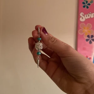 Väldigt somriga vintriga och fästliga örhängen❤️❤️ - Väldigt fina passar till apsolut alla och allt!❤️