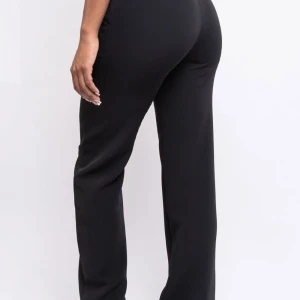 Mid Waist Kostymbyxor - Nova Black - Dessa kostymbyxor i mid waist är raka i modellen. De har bälteshållare och en ficka på varje sida.   Bästsäljare, storleken är slut i lager. 