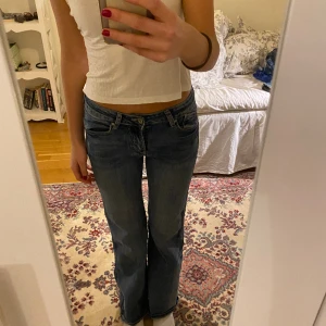 Lowaist flare jeans - Midja(tvärs över): 37cm Innerbenslängd: 77cm Flare jeans i bra skick, använd en gång, inga defekter 