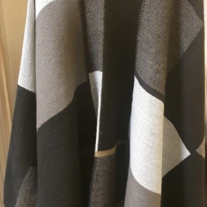 Sjalar och shape - 2st olika sjalar och sen shaper  Helt nya oanvända 