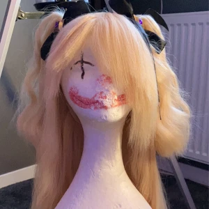 Fischl peruk - Säljer min fischl peruk, köpt april 2022 och i bra skick :) hennes kostym finns på min profil om du är intresserad av hela cosplayen✌️