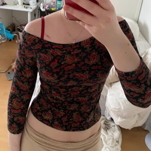 Y2k topp - Perfekt topp som sitter tights men på ett bekvämt sätt med stretch! Skönaste mjukaste materialet, tryck gärna på köp nu! Strl S skulle jag uppskatta men kan funka på mindre och lite större med<3 fint skick