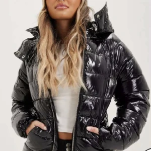 Vinterjacka - En fin svart glansig puffig jacka som jag inte använt,jättefin till vintern och bekväm från Nelly!