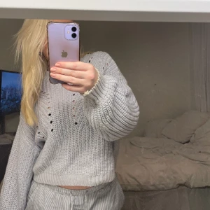 Ljusblå stickad från Gina - En ljusblå stickad tröja från Gina, köpt för 400, säljs för 100 kr💕