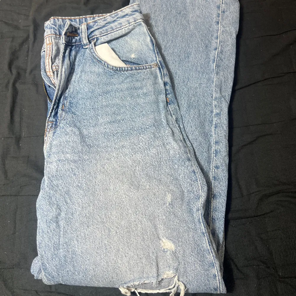 90’s baggy jeans ifrån h&m, highwaist. Super gott skick, säljer pga att de är för små (stl 36). Alla hål på byxorna är enligt design, alltså inget jag orsakar själv. . Jeans & Byxor.