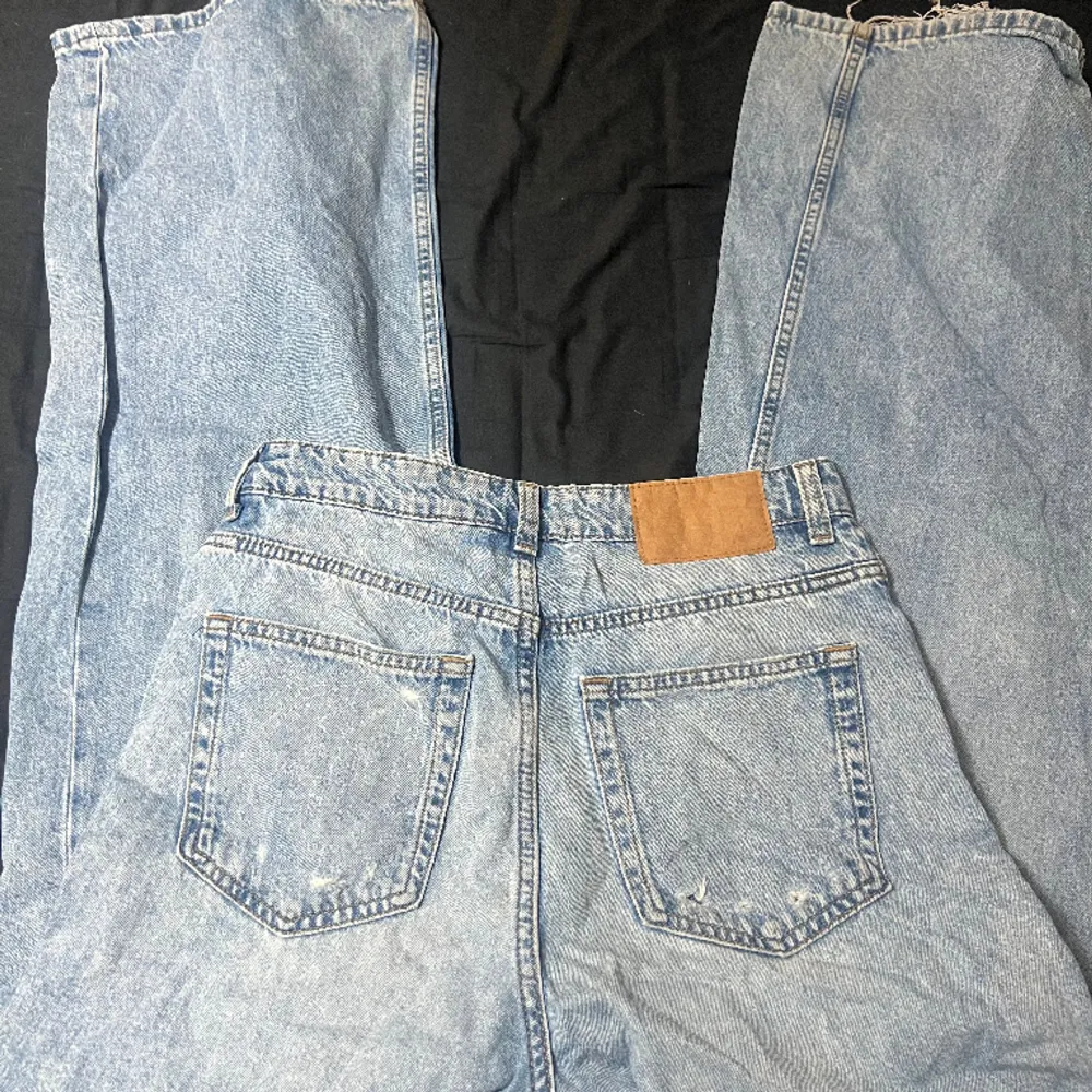 Bredbenta Blåa Jeans i stl 38, säljer pga att de är för små för mig. Super fint skick, alla hål i byxorna är enligt design, alltså inget jag orsakat. Från h&m devided. Super gott skick. . Jeans & Byxor.