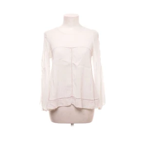 Fin vit blus 🤍 - Jag säljer en jättefin vit blus som jag köpte på sellpy 🤍🤍 Väldigt bra skick och tvättas såklart innan jag postar vidare🤍