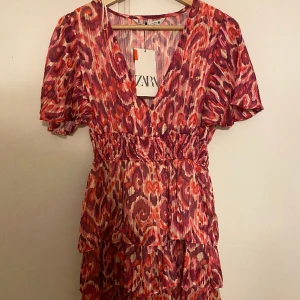 volangklänning🌸💗 - pris kan absolut diskuteras! bara att skriva om ni vill ha fler bilder❣️säljer en helt oanvänd zara klänning! detta då den är lite kort på mig som är 179🌸den är superfin med glitter och en plisserad volangkjol. köpt i kroatien där den kostade 36€💗💗