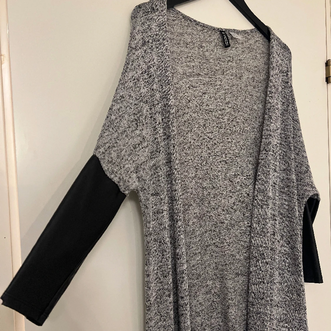Grå stickad kofta