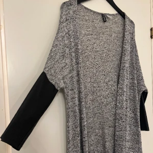 Grå stickad kofta - Ärmslut i fuskläder. Kan knytas. Som ny.