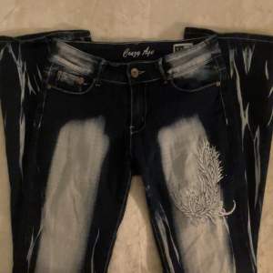 Superfina Crazy Age jeans, lågmidjade och bootcut. I jättefint skick och kan skicka mått om de önskas! 