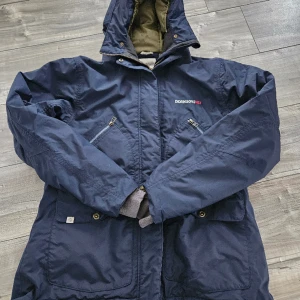 Didriksons jacka - Marinblå didriksons jacka storlek 44. Fint skick inte mycket använd.