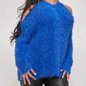 Helt ny fin tröja - Säljer pga fel köp aldrig använd jätte fin blå Produktmått Axel:63 cm, Längd:54 cm, Ärmlängd:40 cm, bröst 120cm 