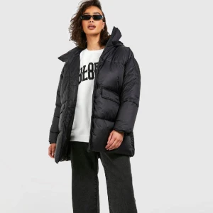 Vinterjacka - Säljer vinterjacka från Boohoo, jätte varm och tjock. Aldrig använd då jag beställde en annan jag gillade bättre. Nypris 700kr så säljer för 450kr