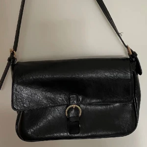 Handväska - Svart handväska som inte kommer till användning! 