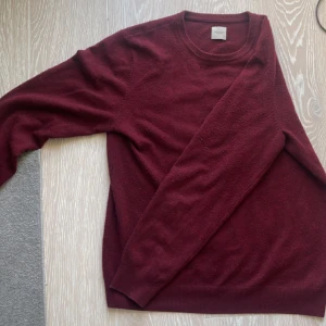 John Henric Cashmere tröja - John Henric tröja i 100% kashmir. Otroligt snygg vinröd färg. Perfekt nu under vintern. Strl L passar nog M också!